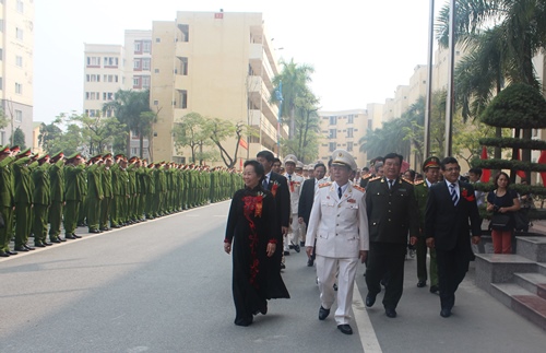 Phó Chủ tịch nước Nguyễn Thị Doan và các đại biểu tiến vào sân chào cờ Học viện CSND